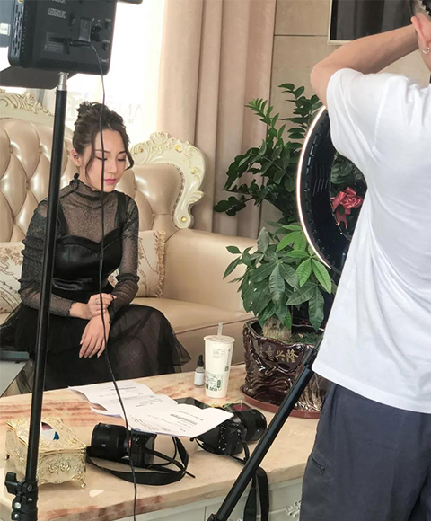 花絮篇高小湿邂逅混血超模杨爱琳共同演绎广告拍摄