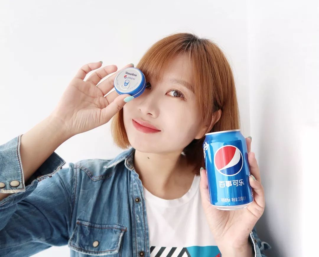 而且潮包 限定款小铁罐 一罐百事可乐,只要半张毛爷爷都不到,仅在天猫