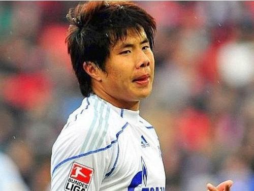 连武磊的脖子都敢掐,他也太狂了?武磊在西甲踢球,蒿俊闵窝里狠?