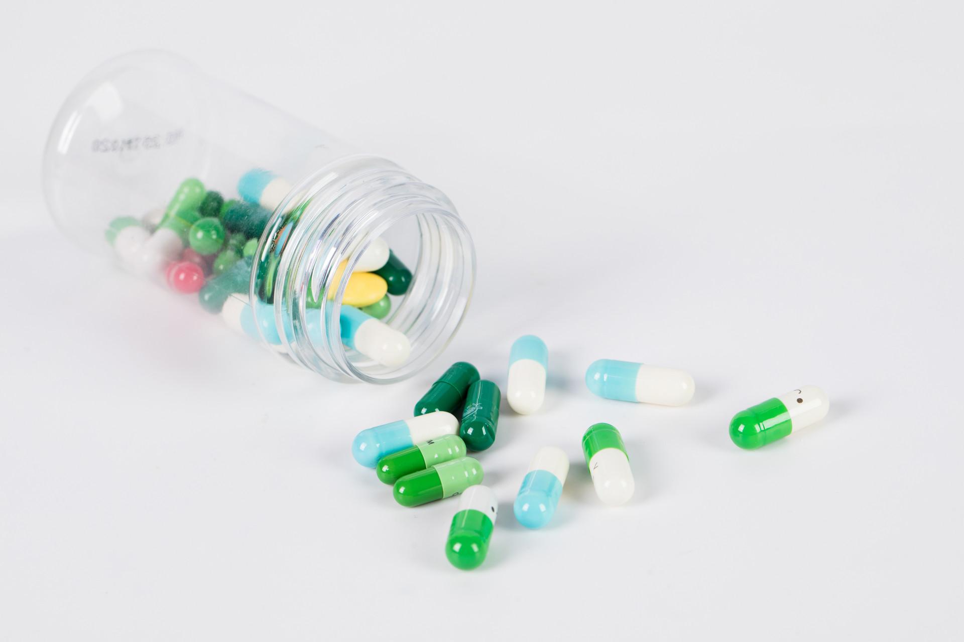 化疗以外,又出现了以小分子靶向药物以及大分子单克隆抗体类药物为