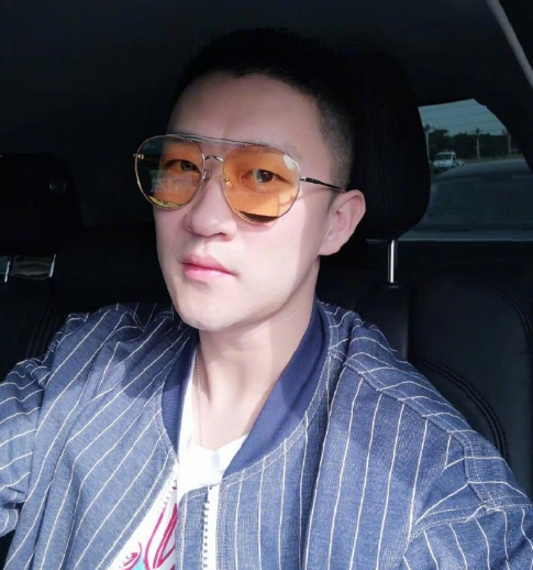 6月11日,曹云金在微博上正式宣布与刚结婚不到两年的老婆唐菀离婚.