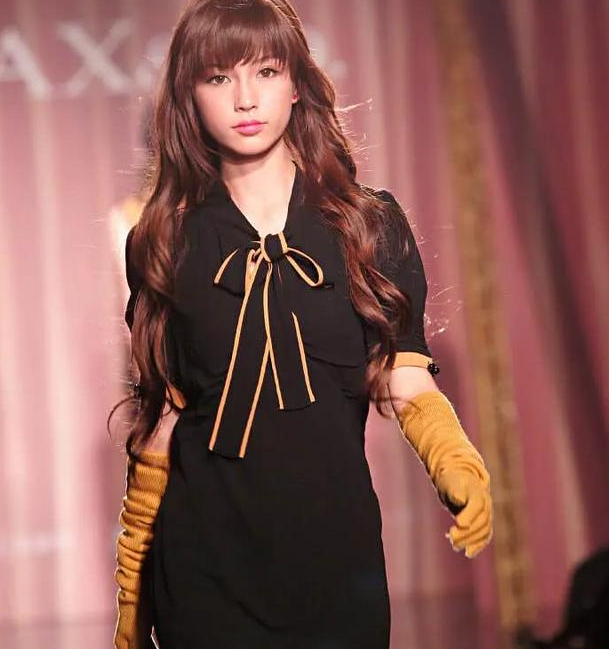 杨颖11年前走秀照曝光混血感满满像极了洋娃娃眼神气场强大