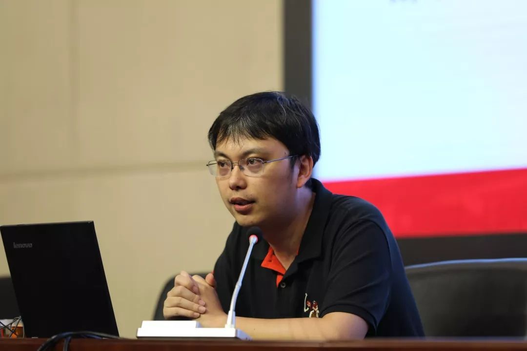 讲座伊始,黄平教授从当代文坛情况入手,分别介绍了纯文学80后写作,纯