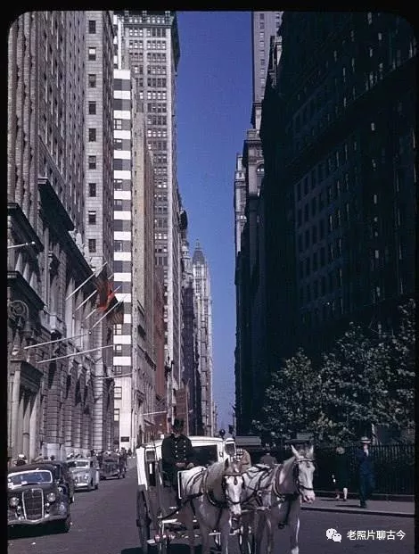 1942年纽约华尔街街头罕见彩照揭示当时正在崛起的超级大国