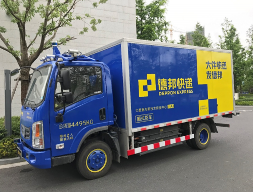 私家车入坑德邦快递无人货车暖心救援