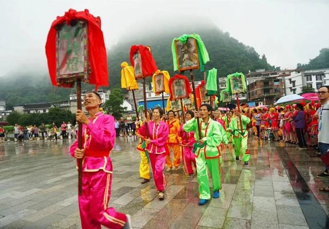 当天上午,福利镇在综合文化广场举办了"五月八"民俗文化旅游节庆典.