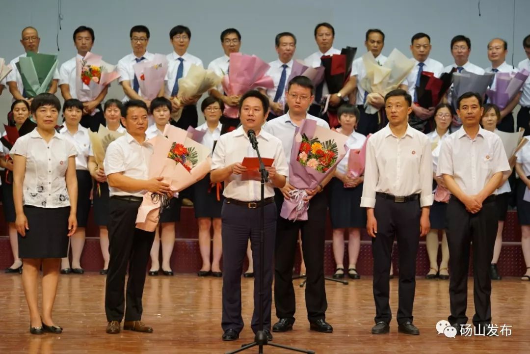 毕业典礼上的好消息陶行知教育基金会向砀山五中捐赠总价值20万元的