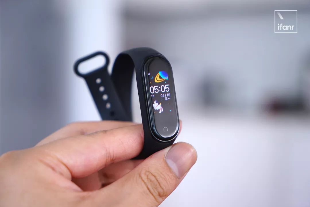 小米手环 4 体验:彩色大屏幕 小爱同学,同价位最好的示范