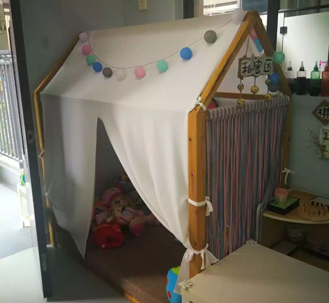 纵观幼儿园的室内外环境,更多的是开放性的活动空间,大多缺少对私密