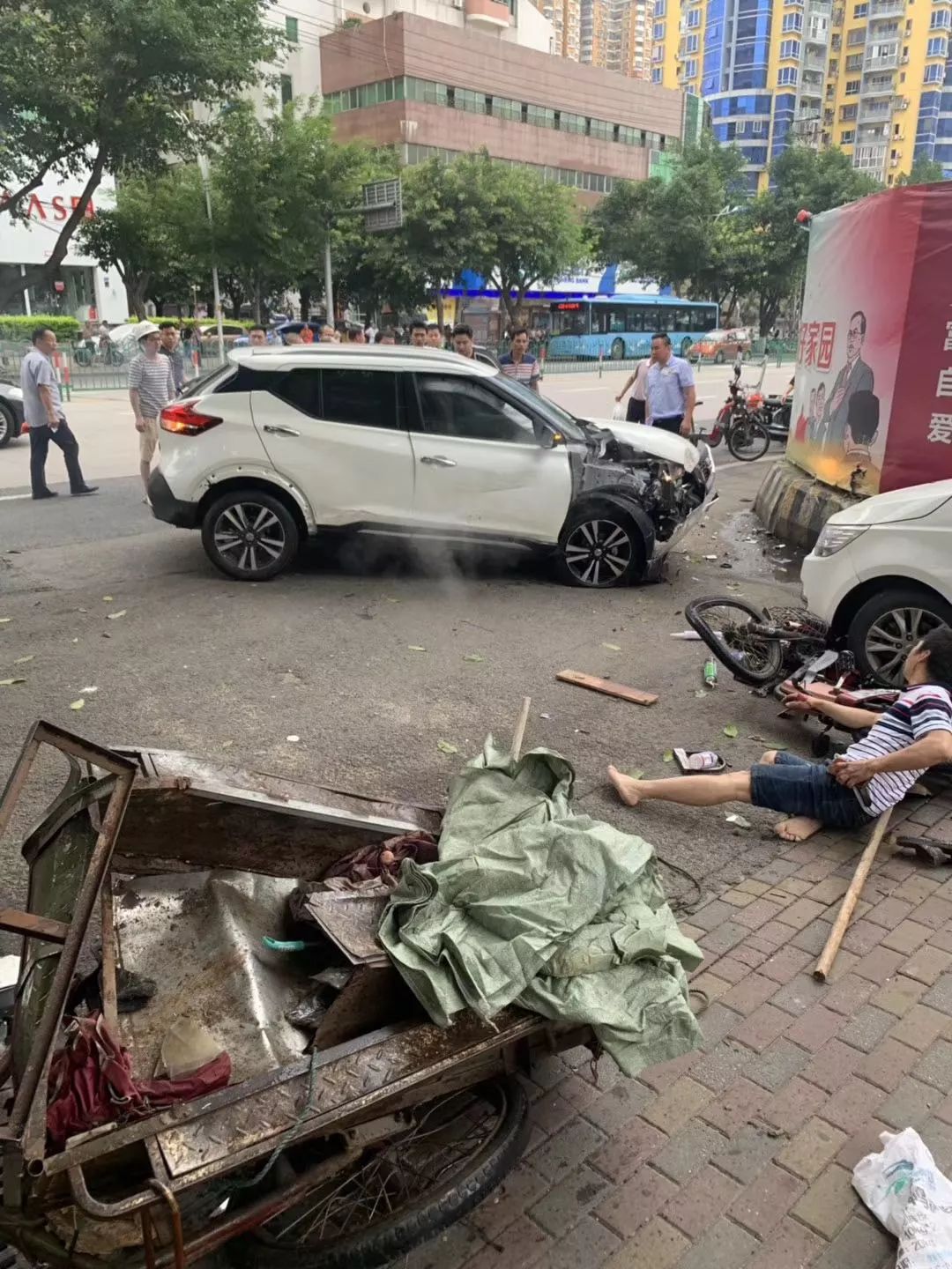 斑马线上祖孙3人被撞厦门突发两起车祸1死4伤