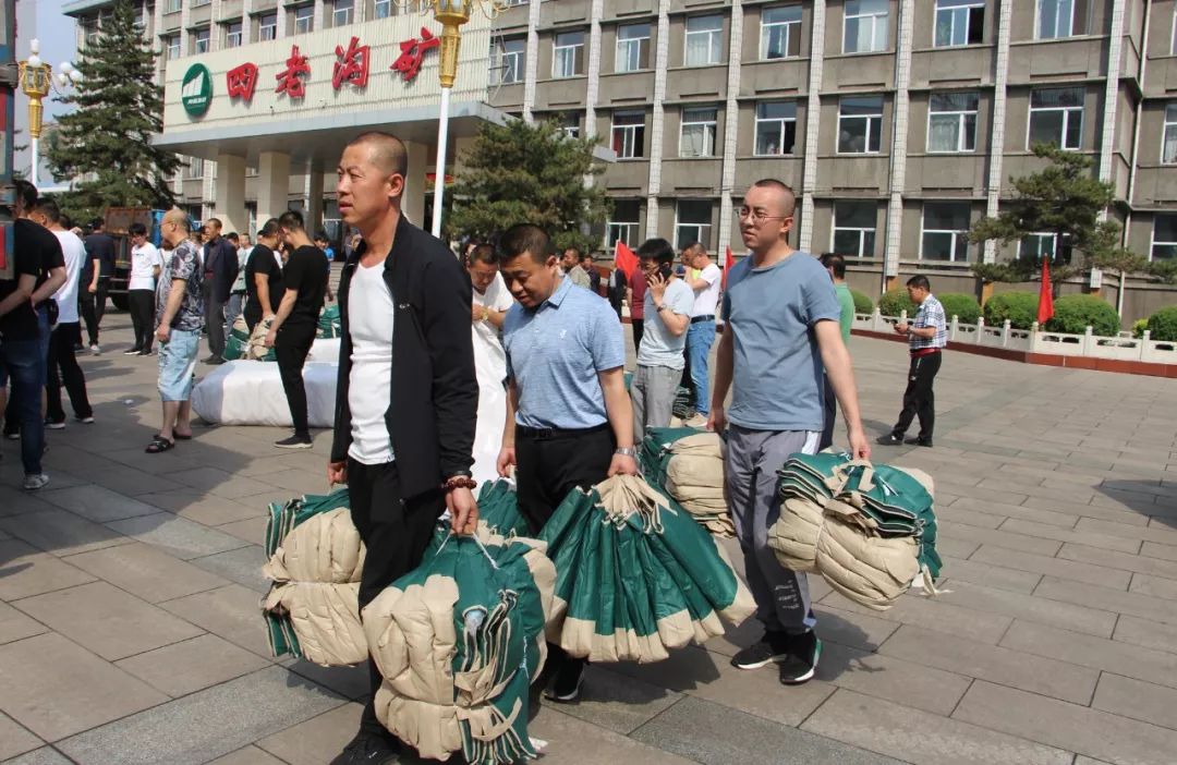 【夏送清凉】四老沟矿工会开展"夏送清凉"会员普惠活动