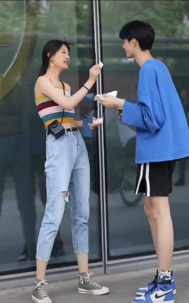 原创抖音年度最佳男友男孩为显女孩腿长配10cm袜子甜炸