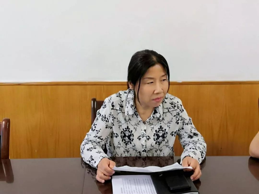 6月12日,在镇三楼小会议召开班子会议,会议由镇党委书记张建霞主持.