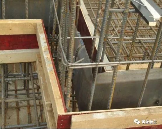 ③止水钢板搭接位置距离转角不应小于300mm.