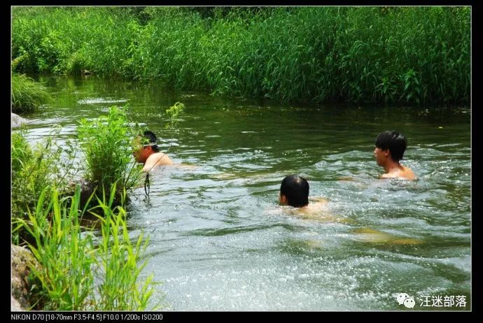 夏天童年游泳农村图片