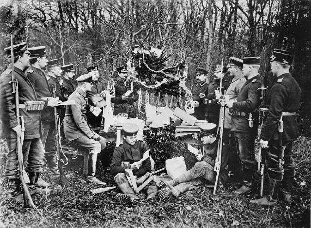 一战中的奇迹,圣诞节自发休战,交战双方欢欢喜喜过大年_战壕