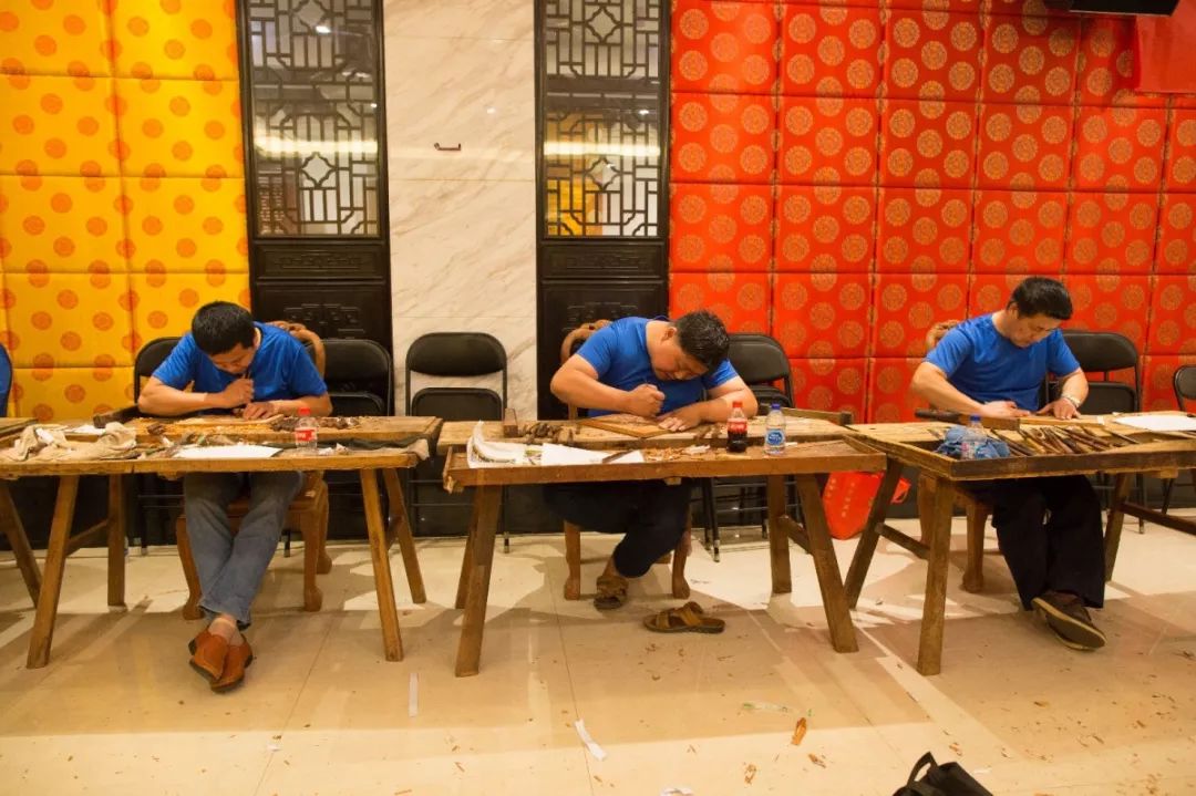 红木雕刻大pk谁是这条gai上最厉害的刀尖舞者