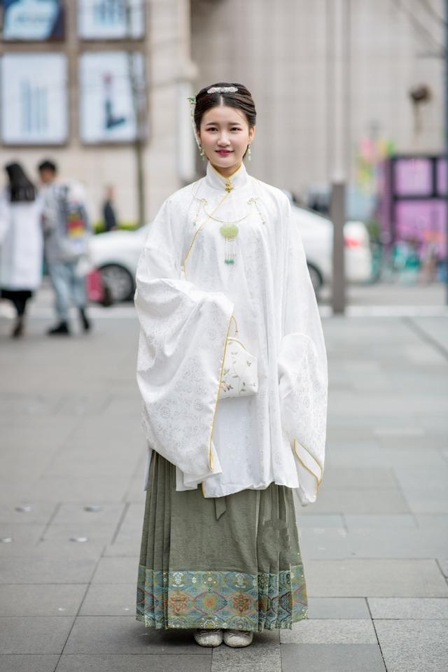 街拍:你的衣櫃有這5款漢服嗎?打造仙女必備,美得高級