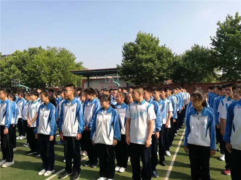 国歌声,鲜艳的五星红旗冉冉升起,为我们49中初三学子吹响了启程的号角