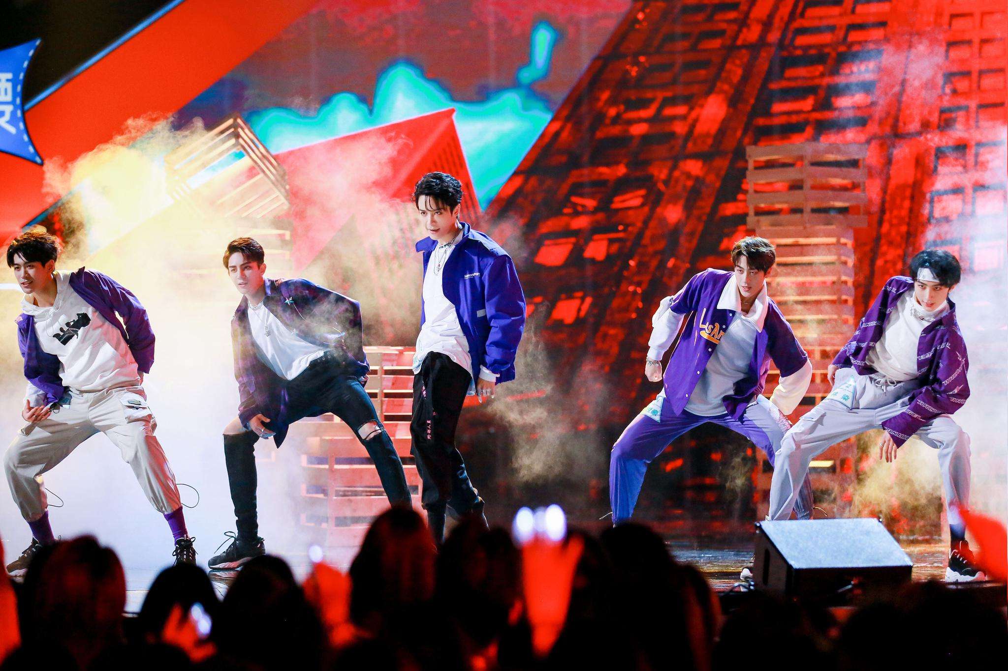 整体来说,《创造营》的曲风比较偏向老歌和中国风,虽然在舞美造型镜头