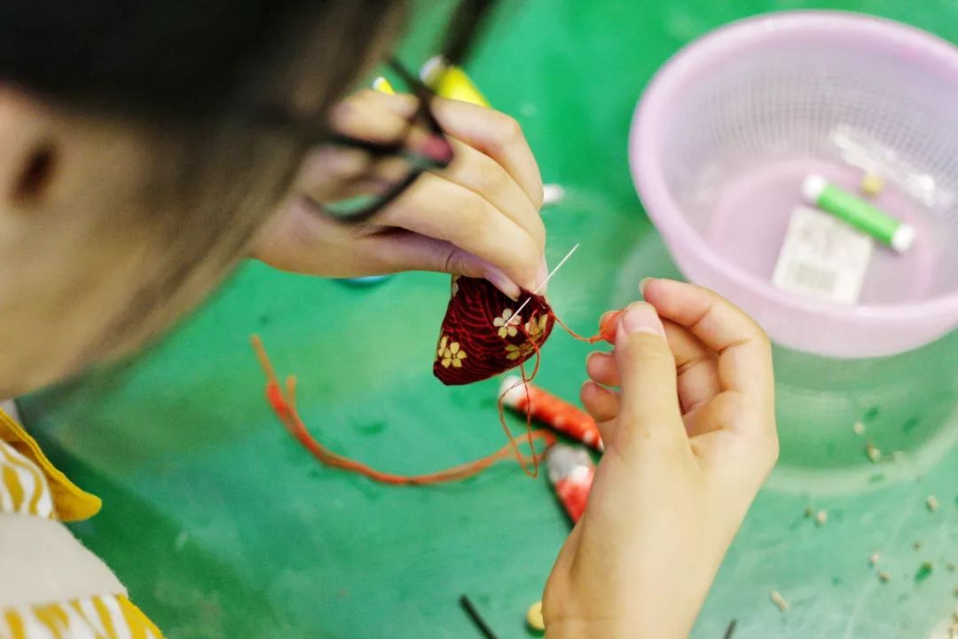 活动现场端午系列活动点雄黄一枚香囊寄浮生菖蒲剑制作