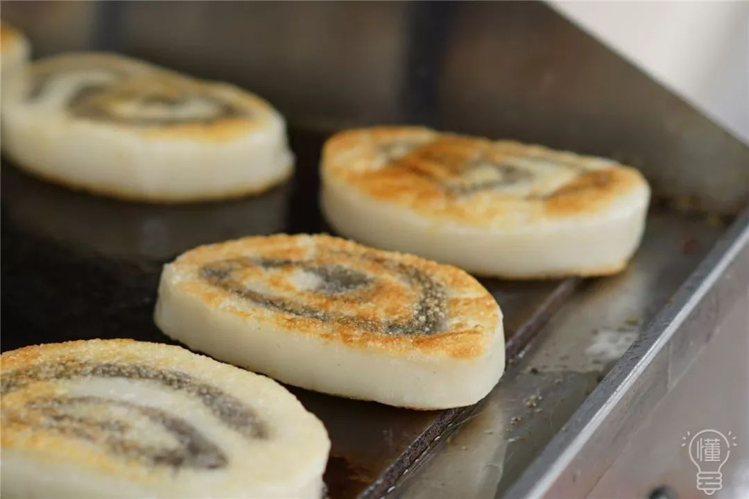 抹一层厚厚的白糖来吃,香得来～糯米粉加上黑芝麻两面煎黄猪油糕也很