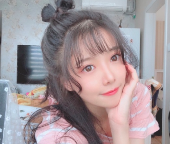 斗鱼美女主播骆歆闪现郑州与水友们线下畅聊喝啤酒吃串串