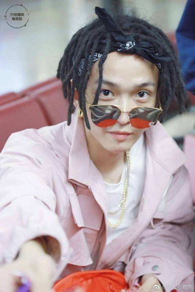 谢锐韬恋情曝光带神秘女回家共处互动亲密