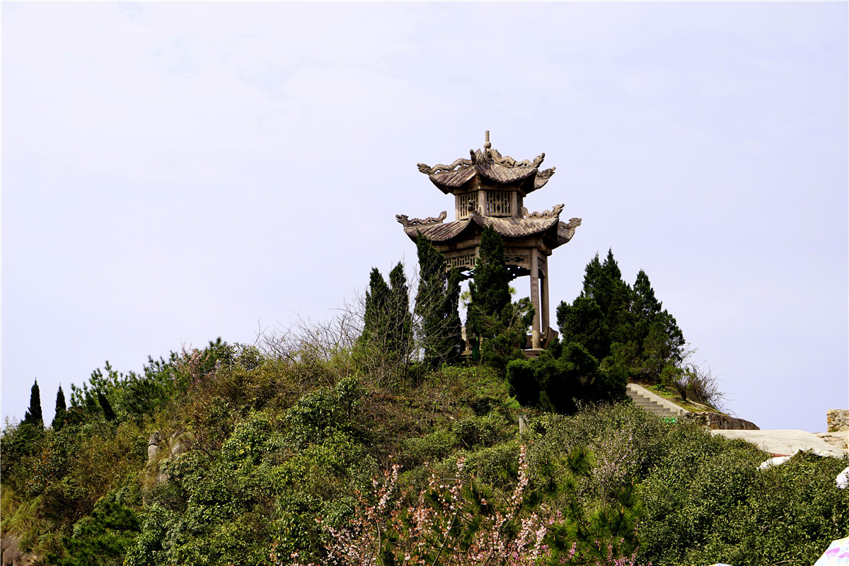 群山之巔雲海之中的葛仙山