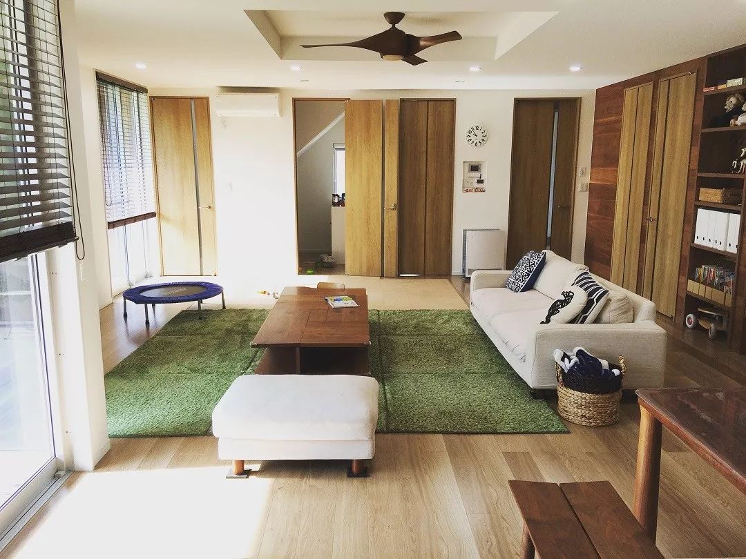 原木色为主调的起居室,宽敞又明亮:这位日本妈妈叫rumi,是一名家庭