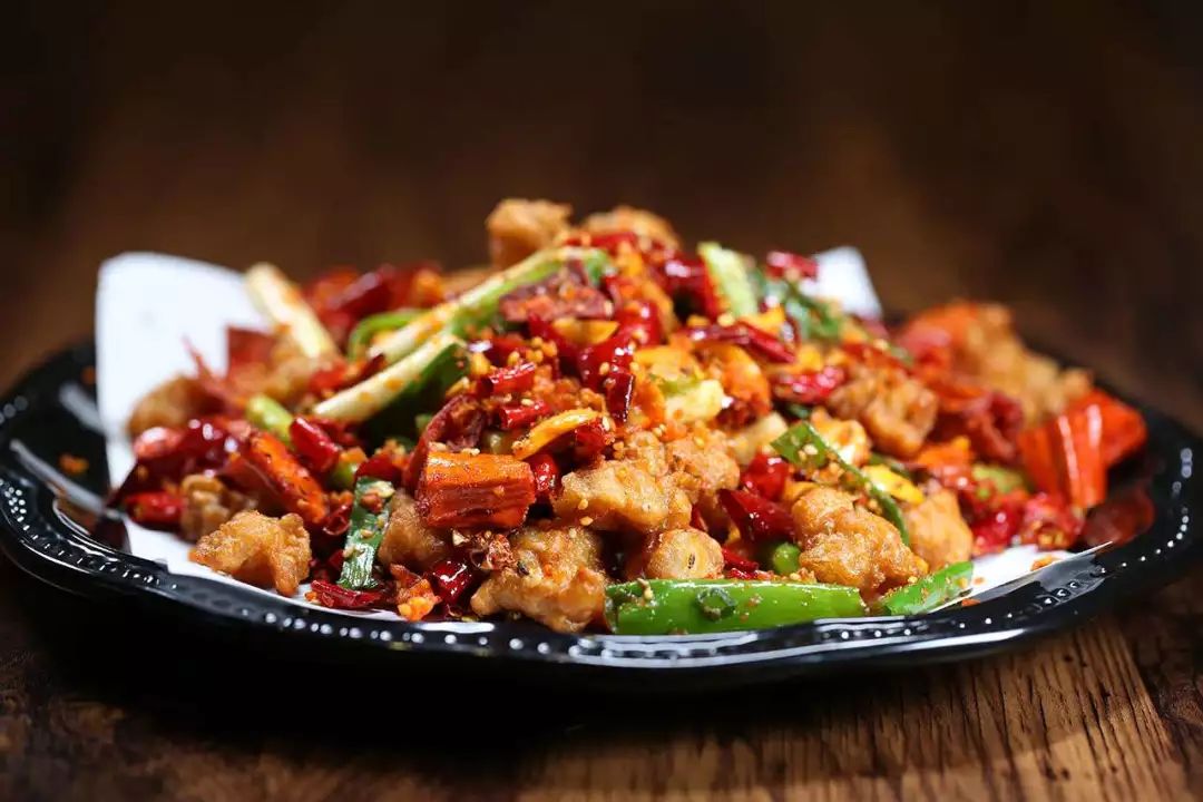 辣子鸡丁看着鲜红的样子却带着香甜鸡肉香嫩外皮酥脆小龙虾麻多过于辣