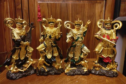 抱琵琶握宝剑持宝伞缠青龙庙里的四大天王干啥的