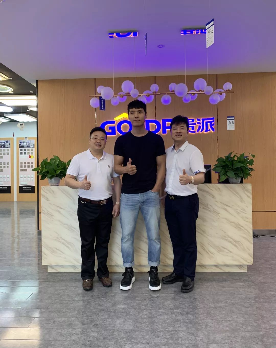 国际搏击巨星方便为贵派弧面美学开关贵雅a7点赞!