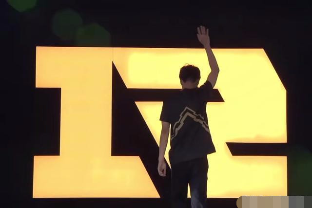 退役仪式后,letme接受了专访,下面我们就来看看君泽说了些什么吧!