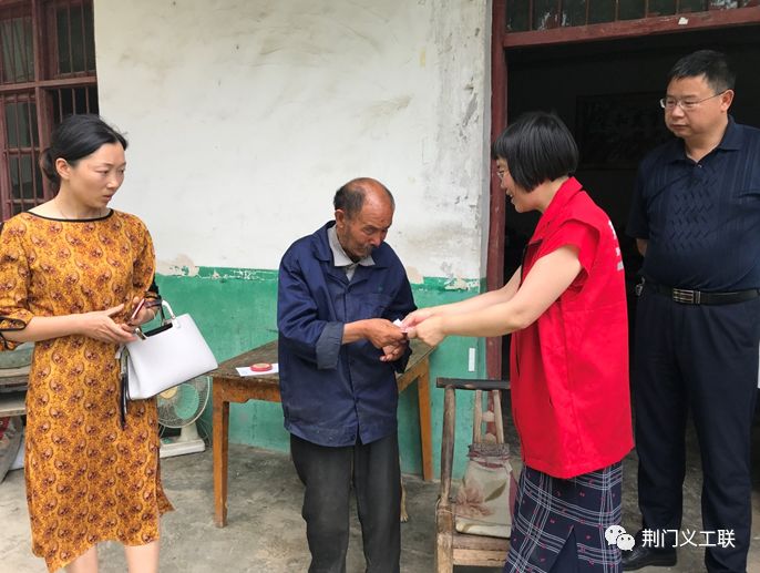 荆门义工联积极开展双百连心结对帮扶活动