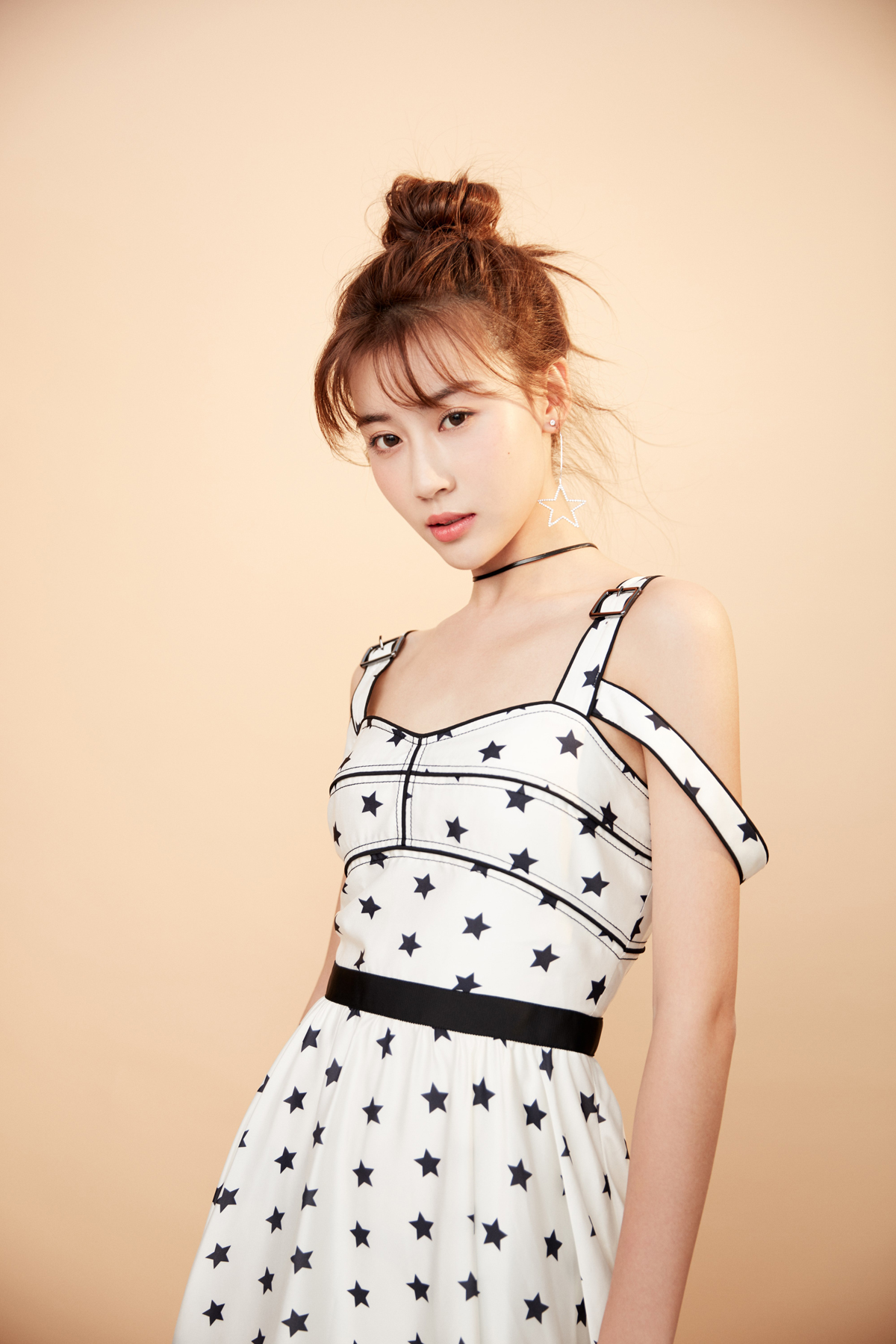 曝张雅卓最新写真 嫣然浅笑治愈系满分