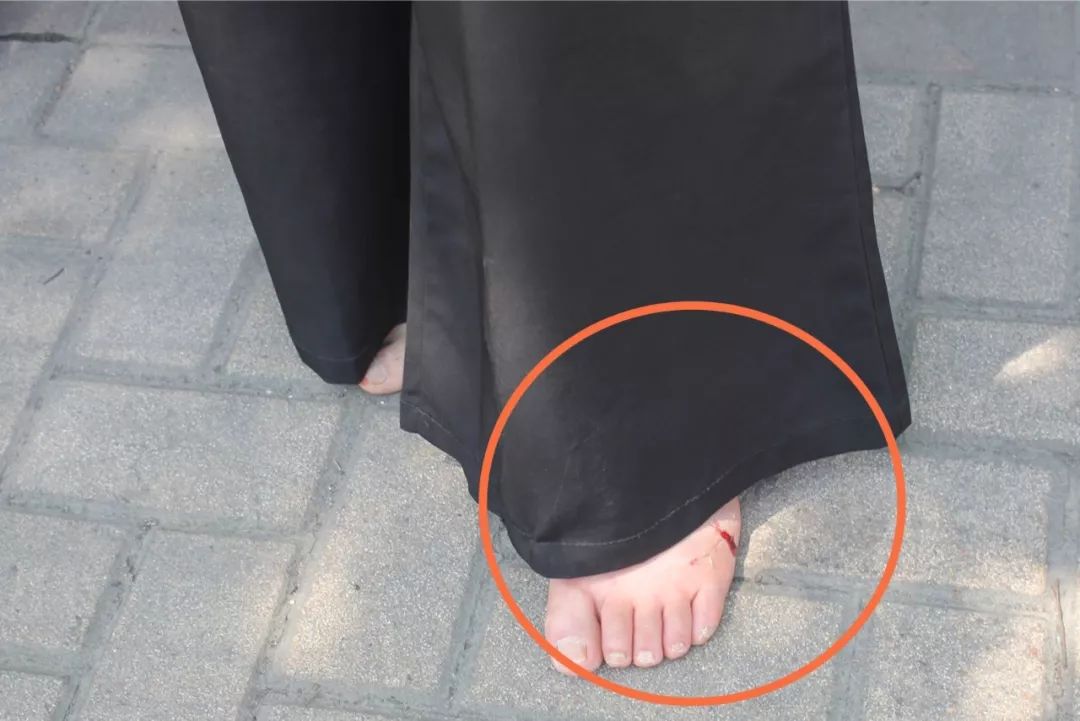 女司机1分钟连出3起事故交警一看穿8cm高跟鞋卡在车门里