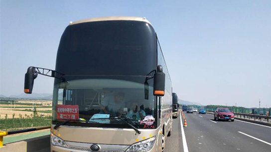 满载师生大客车高速上突然抛锚济宁高速交警实施紧急救援