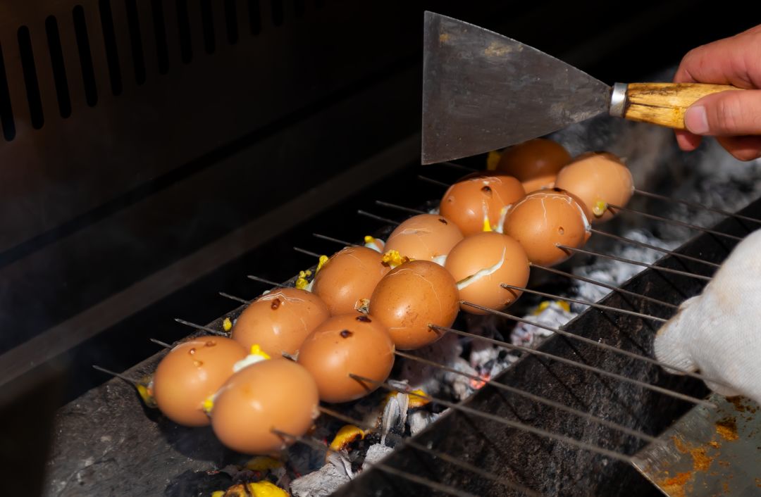 姚哥一手生烤鸡蛋的绝活,更是远近闻名,生烤出的鸡蛋不像毛鸡蛋那样让