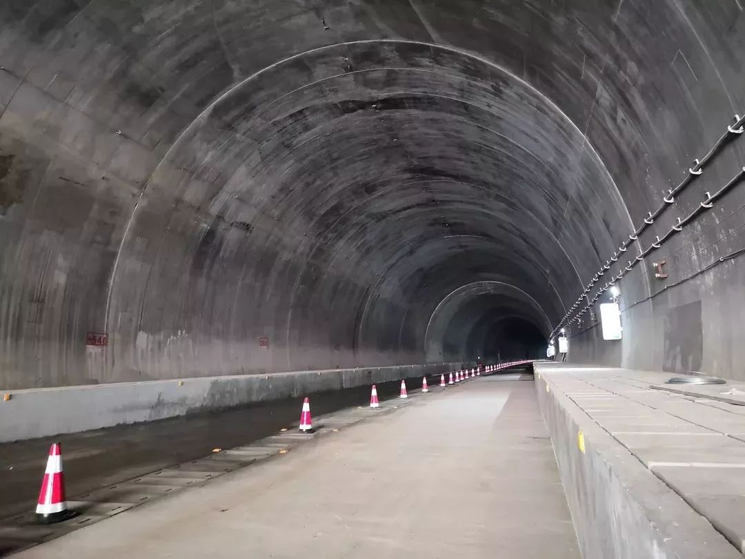科技之花绽放玉磨铁路第一长隧