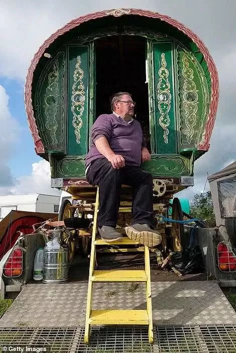 大篷车或帐篷散落在营地附近,吉普赛人在营地里摆摊卖小东西,唱歌弹琴