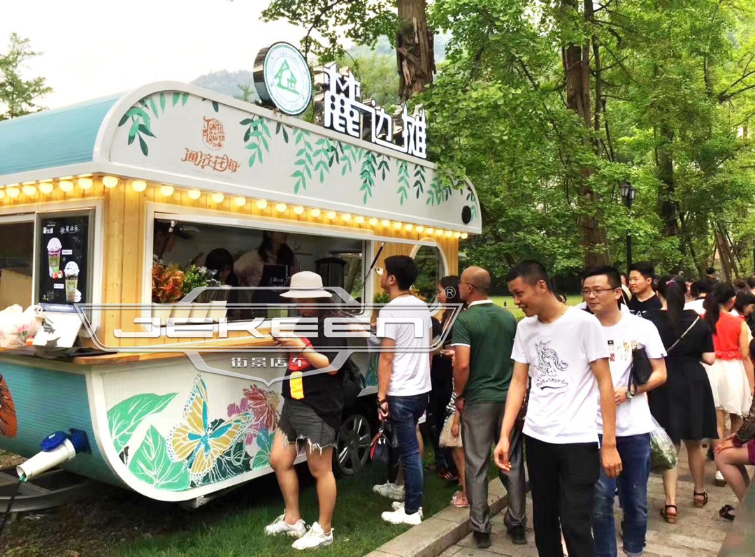 潍坊国际风筝节的花车巡游,街景店车是形象大使们的舞台;成都市郊兴隆