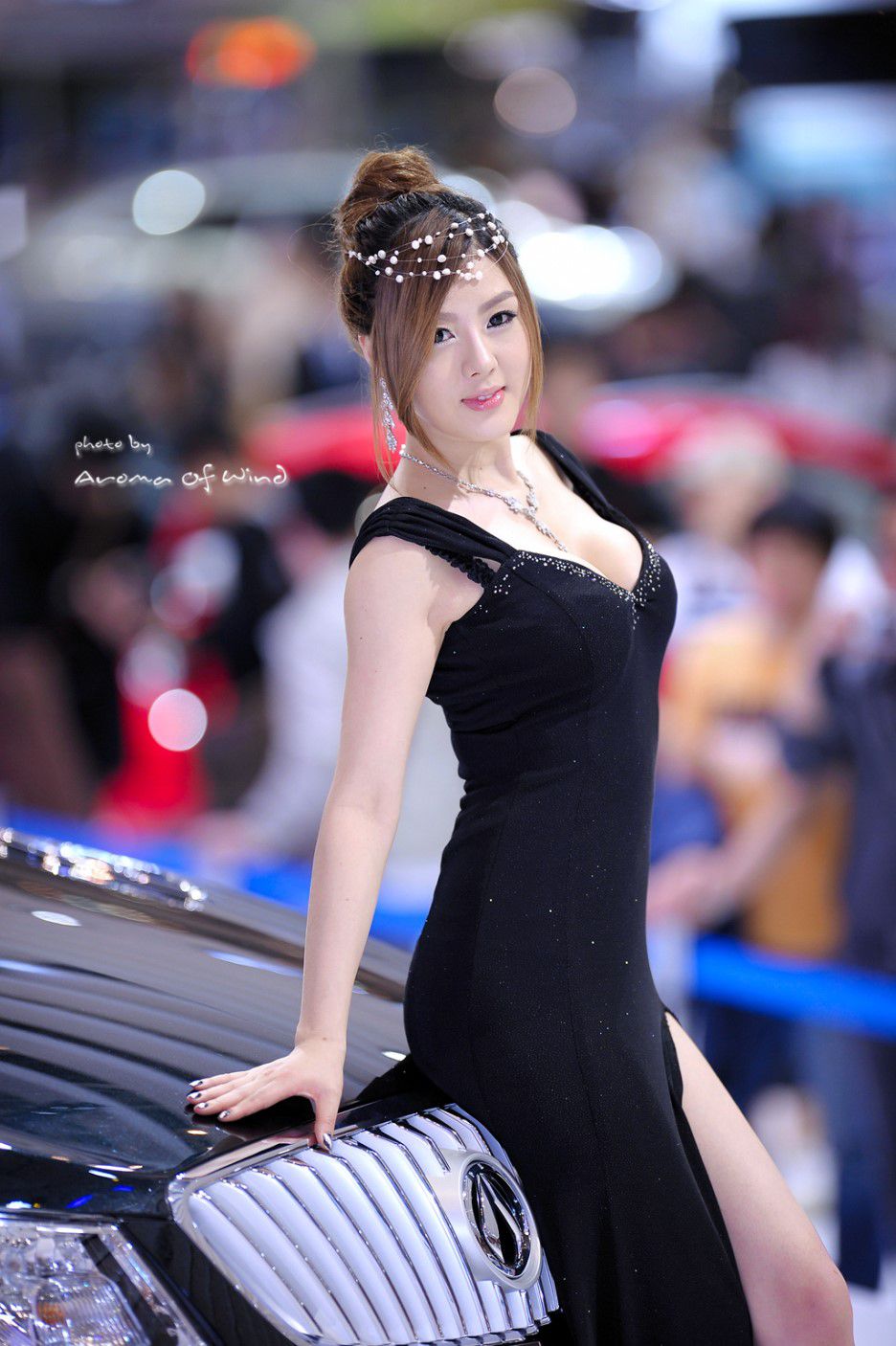 【观美女】披肩波浪高开叉黑色长裙美女车模