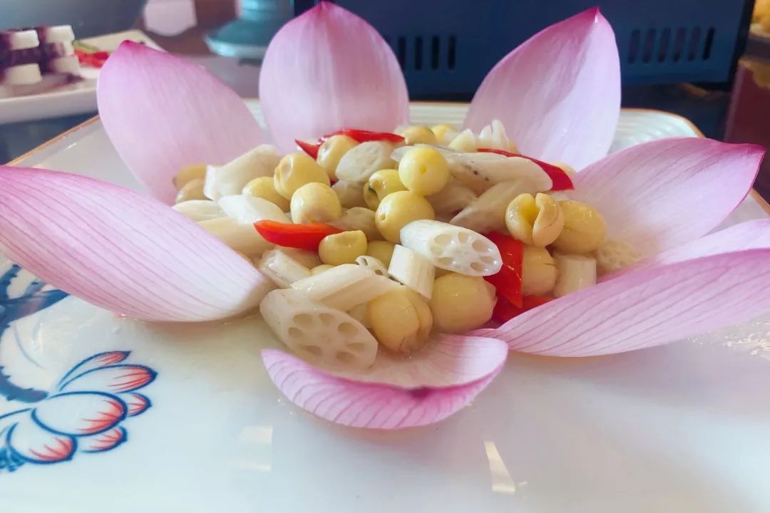 招牌菜:新鲜莲子炖排骨炸荷花荷塘三宝凉拌荷叶粉荷叶莲米养生粥新鲜
