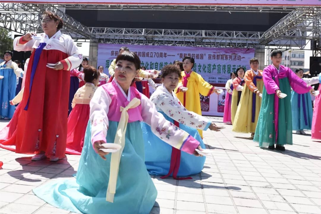 百人洞箫表演■■活动现场设有非遗项目百人展演,展示,舞台表演及