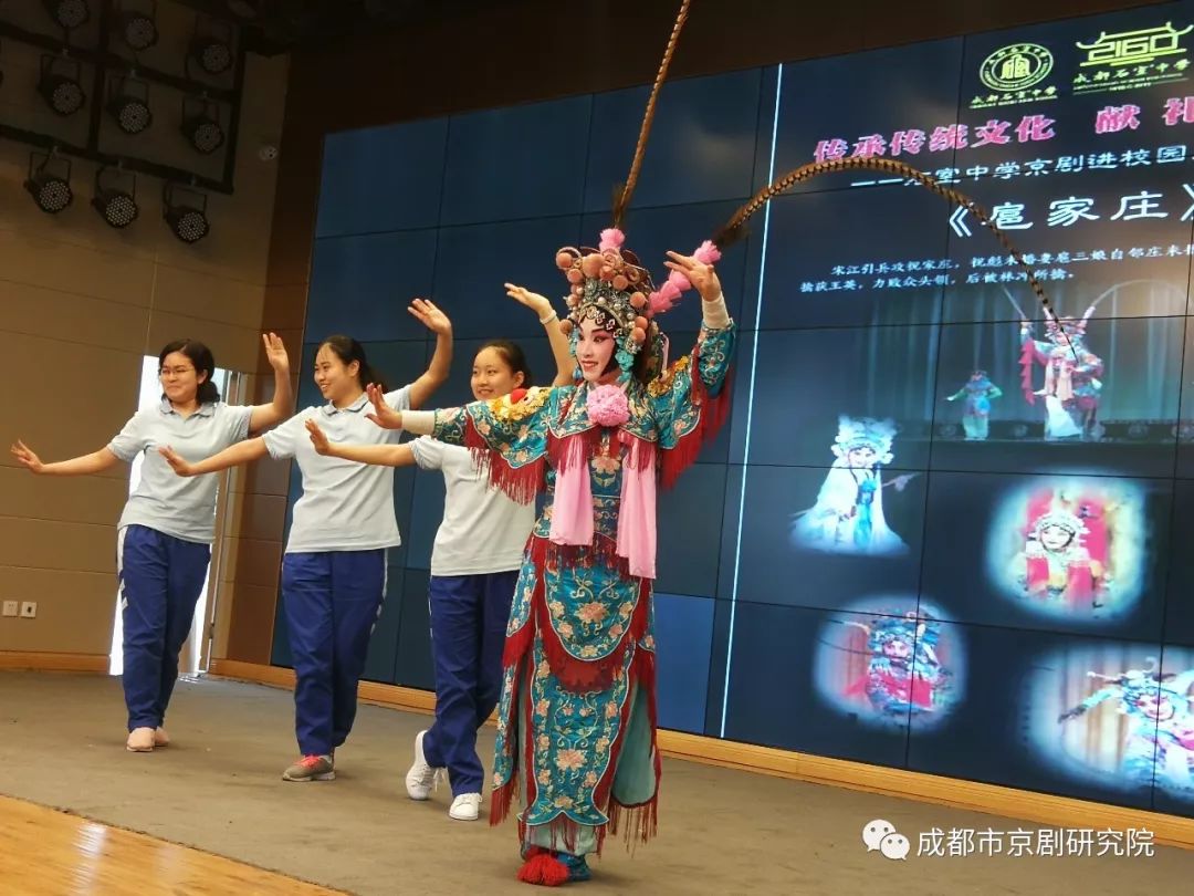 英姿飒爽的扈三娘现场展示了"顺风旗"令人沉醉的《梨花颂》千古悲爱