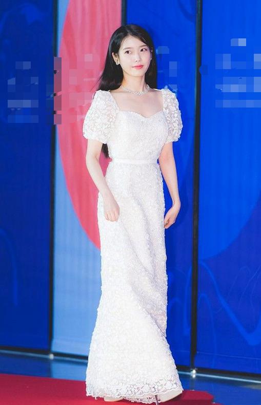 李知恩看起来很慵懒,穿着一件刺绣的吊带很性感,搭配一件蓝色的长款