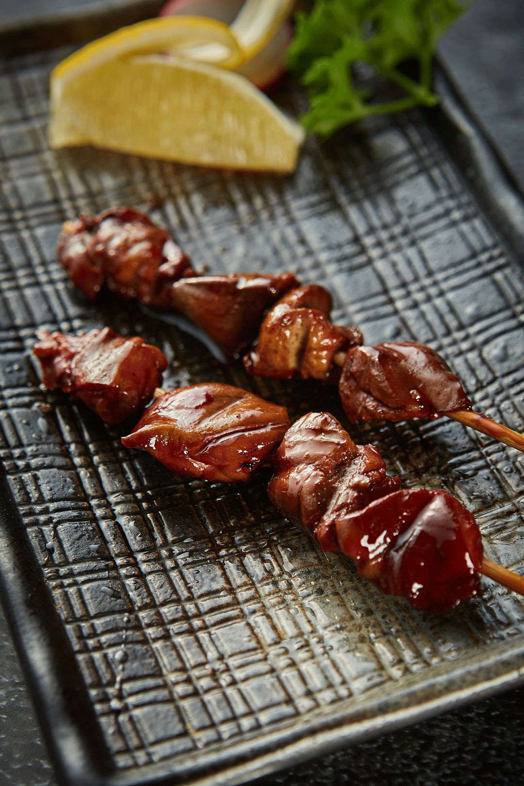 烤鸡皮 肥厚的鸡皮一直是烧鸟界的明星, 烤鸡肝 会有人类不爱烤鸡肝