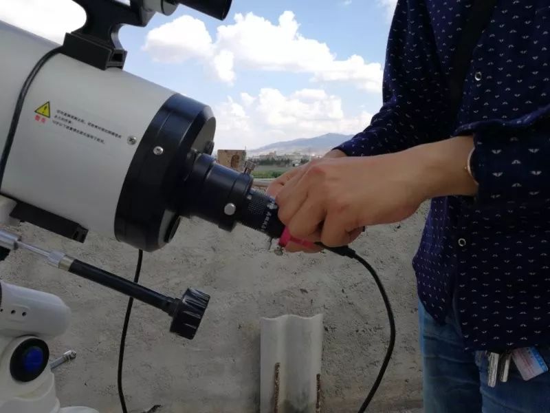 王光雄老师给天文爱好者解释如何使用天文望远镜王光