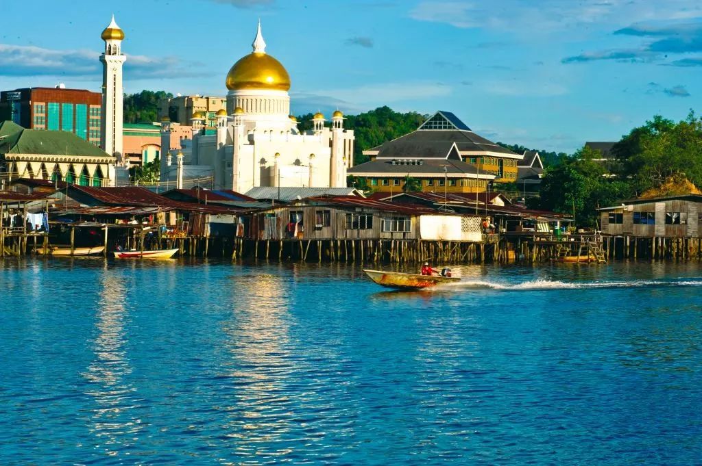 文莱王宫开放3天 迎客超10万人次